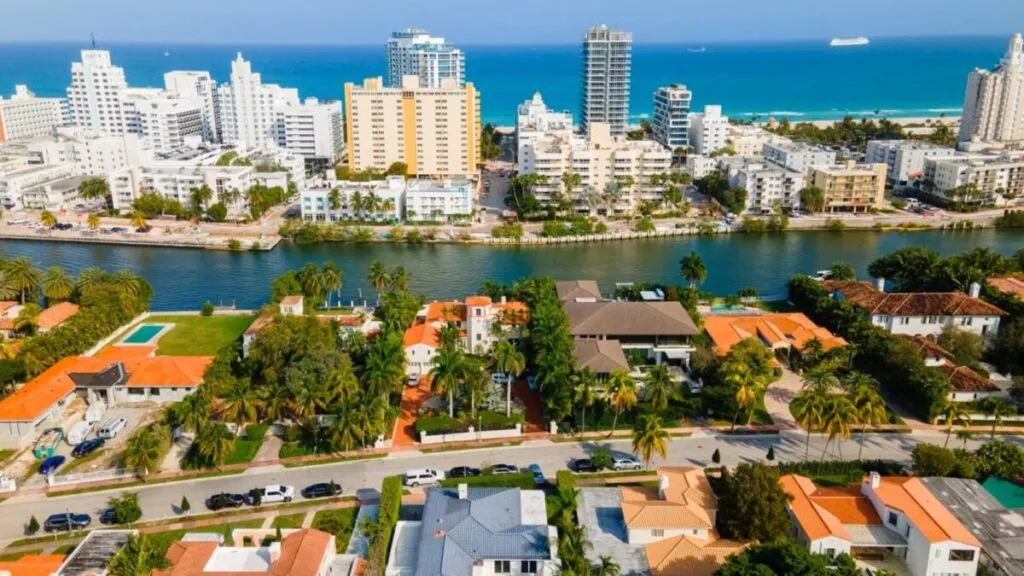 Vista aérea de vecindarios de Miami reflejando cambios en el valor de viviendas y ajustes del mercado inmobiliario