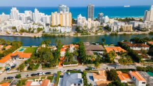 Vista aérea de vecindarios de Miami reflejando cambios en el valor de viviendas y ajustes del mercado inmobiliario