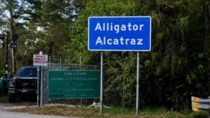 Centro migratorio Alligator Alcatraz en los Everglades enfrenta denuncias por limitar acceso legal