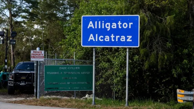 Centro migratorio Alligator Alcatraz en los Everglades enfrenta denuncias por limitar acceso legal