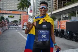 Mauricio González corre la Media Maratón de Miami 2026 representando al atletismo colombiano