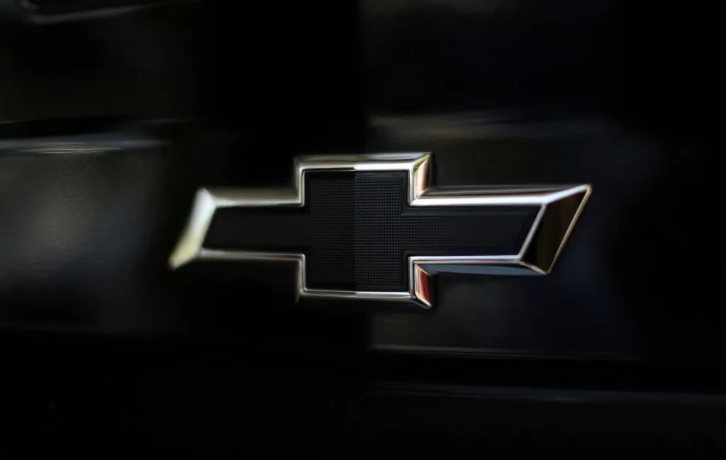 Chevrolet Camaro IROC-Z rojo de 1987 en estado original, subastado en Florida con solo 104 millas recorridas