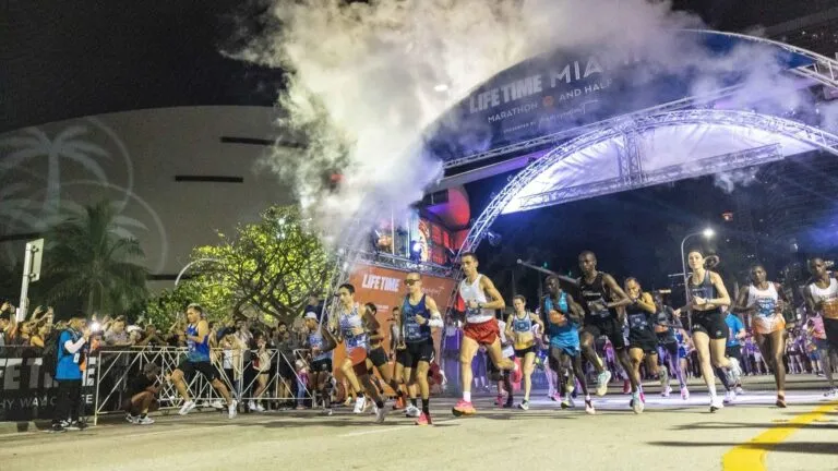 Corredor recibe atención médica durante el Miami Marathon en el centro de Miami