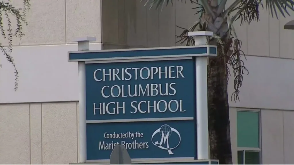 Egresados de Christopher Columbus High School participan en la final Miami vs Indiana del fútbol americano universitario
