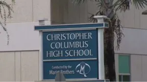 Egresados de Christopher Columbus High School participan en la final Miami vs Indiana del fútbol americano universitario