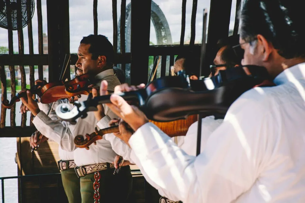 Mariachis con trajes típicos tocando durante el Día del Mariachi frente a comunidad latina en Estados Unidos