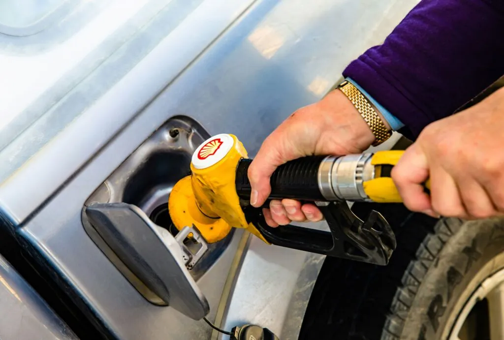 Gasolinera en Florida con precios bajos de gasolina, reflejo de la economía en enero de 2026