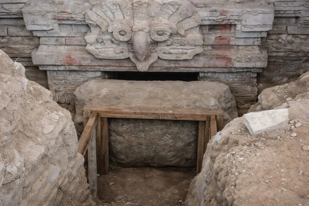 Ilustración editorial de tumba zapoteca con murales y esculturas en Oaxaca, hallazgo arqueológico de 600 d.C.