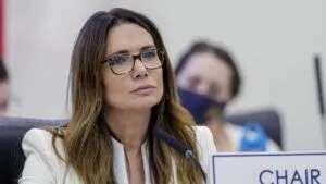 leana García enfrenta a Katie Miller tras críticas a la política migratoria republicana en Estados Unidos