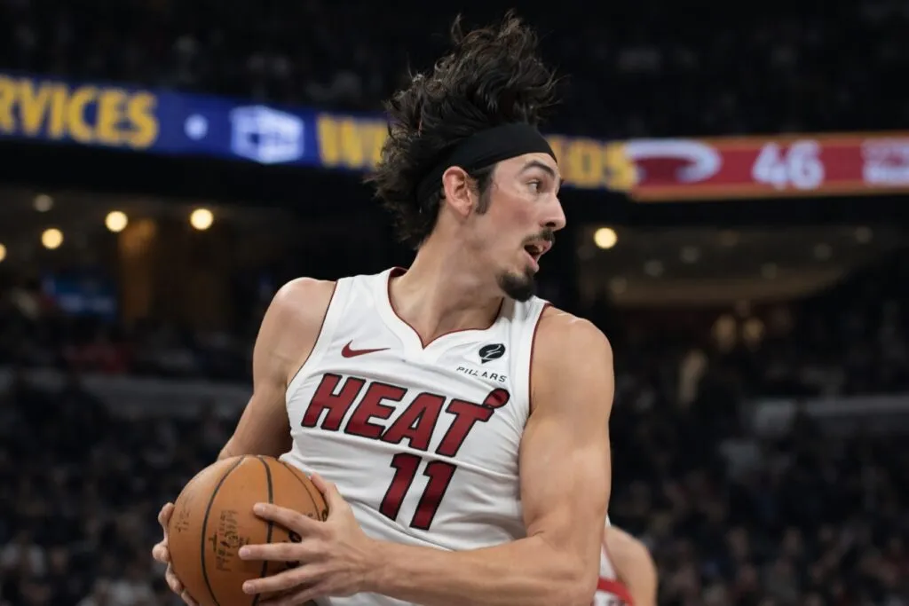 Jaime Jáquez Jr celebrando una jugada durante el partido entre el Heat de Miami y los Bulls de Chicago