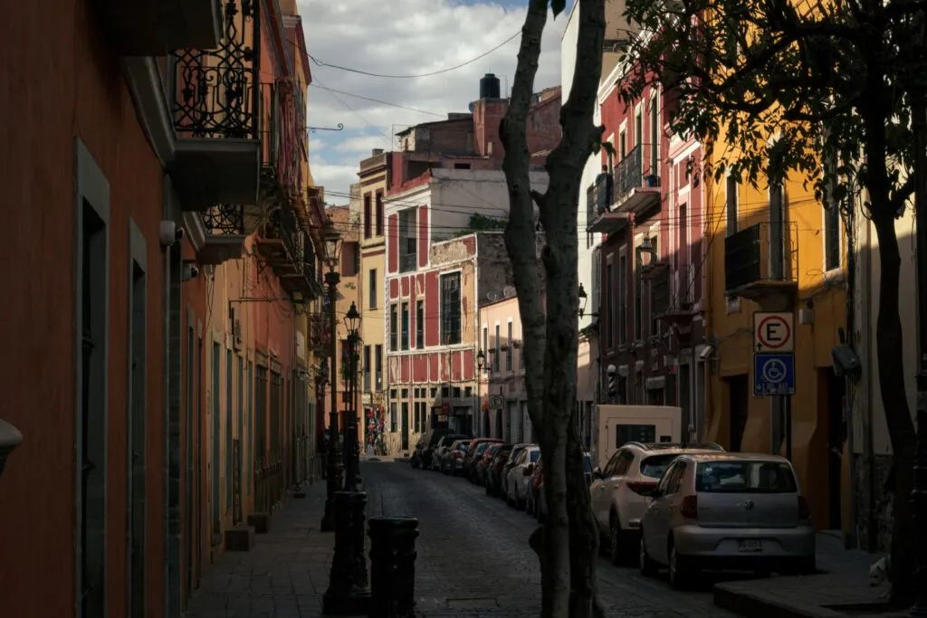 Ilustración editorial de una familia en México recibiendo asesoría legal para heredar una vivienda