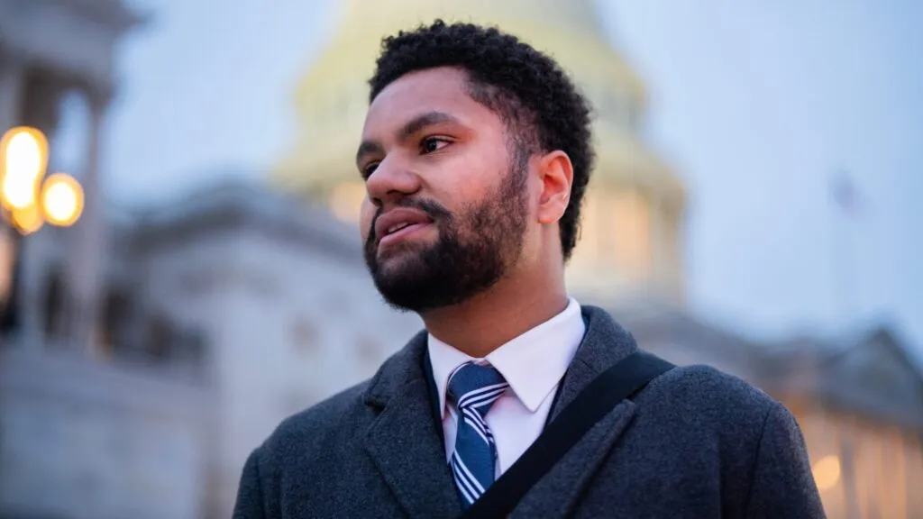 Congresista Maxwell Alejandro Frost tras agresión racista en Sundance con intervención policial y cargos penales