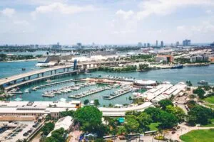 Yates de lujo en Miami Beach durante el Boat Show con alta presencia de marcas latinoamericanas