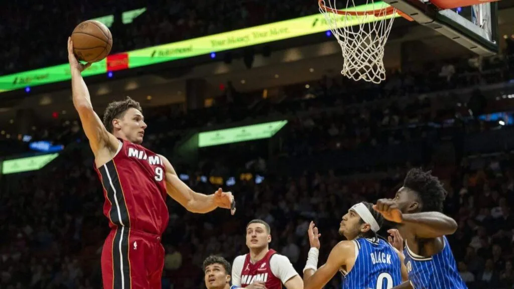 Jugadores del Miami Heat durante derrota ante Orlando Magic tras un tercer cuarto decisivo