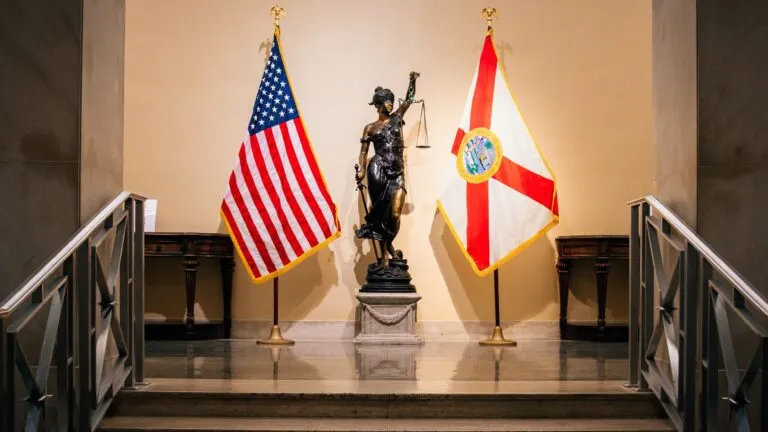 Migrantes enfrentan condenas federales por reingreso ilegal en Florida