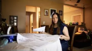 Mujer latina enfrenta multas municipales por estacionar en su casa en Florida