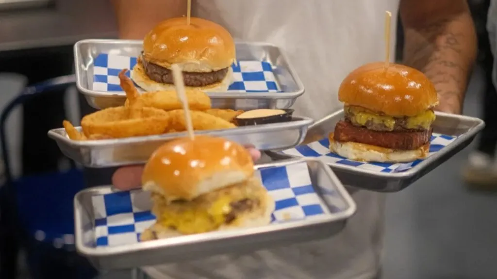 BBQ Spot de Miami abre restaurante de hamburguesas en Kendall con menú ampliado y ambiente comunitario