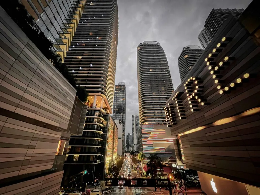 Celebración cultural en Miami con premios de narrativa en español y poesía