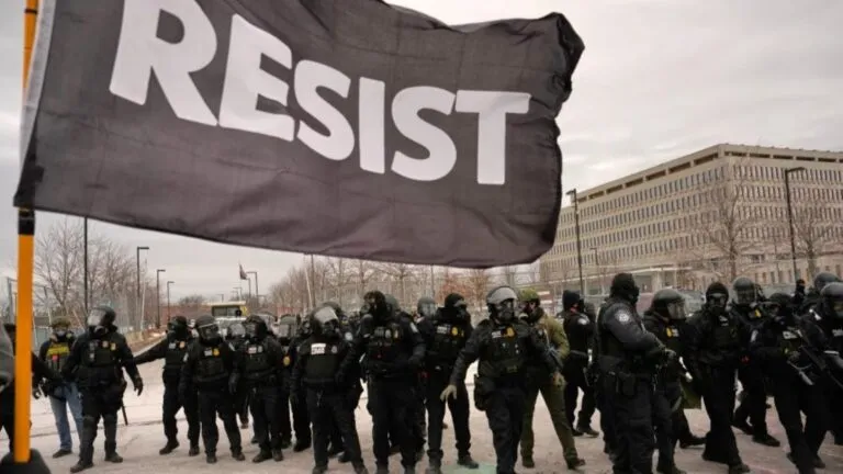 Minnesota moviliza la Guardia Nacional tras protestas en Minneapolis por operativos migratorios federales