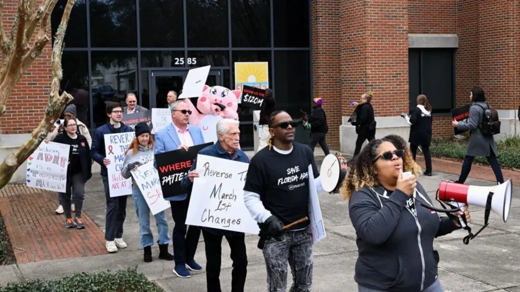Activistas y pacientes con VIH protestan en Florida por recortes a programas de tratamiento