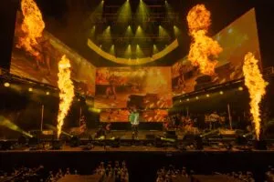 Concierto en Rolling Loud Orlando con artistas en escena, pantallas LED y fuego en directo