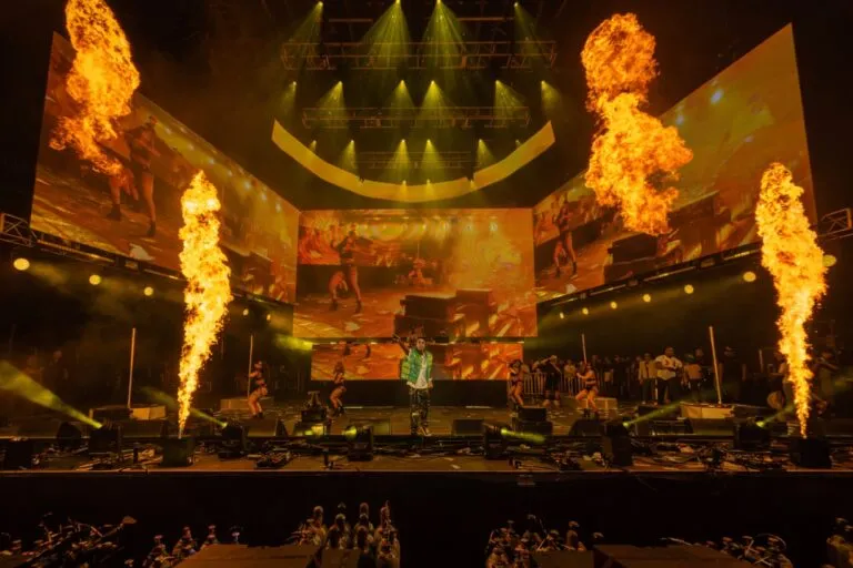 Concierto en Rolling Loud Orlando con artistas en escena, pantallas LED y fuego en directo