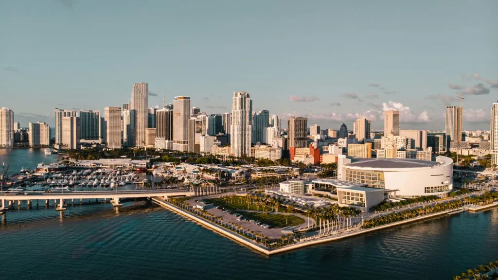 Imagen editorial de Miami con cielo despejado y clima templado, ideal para actividades económicas y turismo