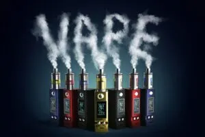 Dispositivos vapeadores expulsando humo, imagen ilustrativa del mercado prohibido en México desde enero de 2026