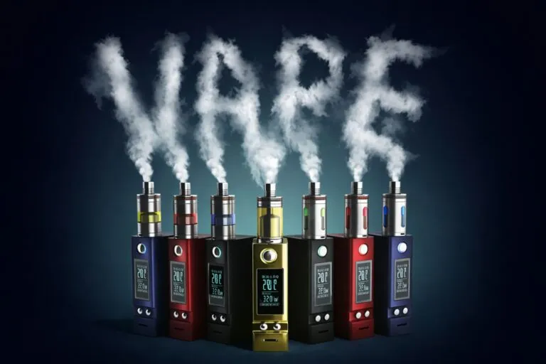 Dispositivos vapeadores expulsando humo, imagen ilustrativa del mercado prohibido en México desde enero de 2026