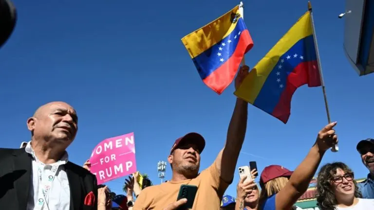 Venezolanos se reúnen en Doral tras anuncio sobre Nicolás Maduro