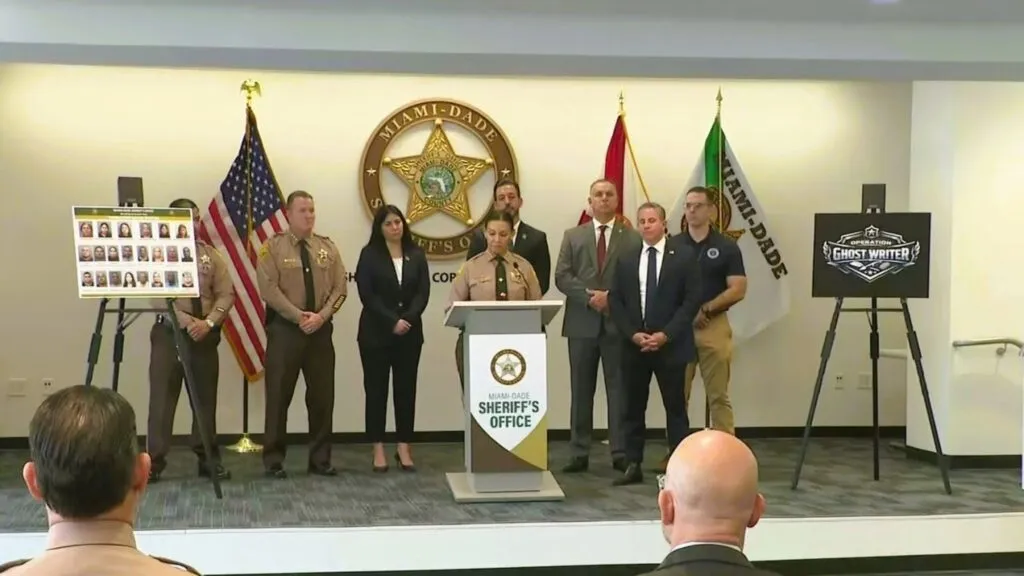 Caso de fraude de placas en Miami-Dade con 22 arrestos tras operación oficial