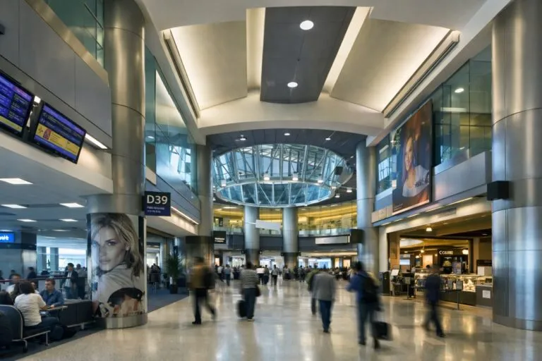 Aeropuerto Internacional Presidente Donald J. Trump en Florida con aviones y terminal moderna