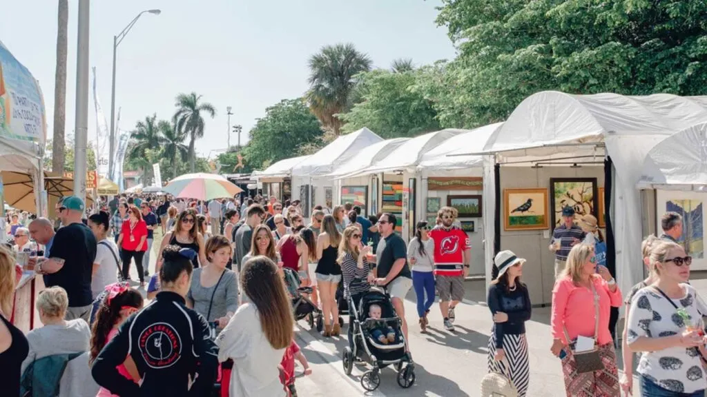 Personas disfrutando actividades en Miami durante un festival al aire libre con arte y música en el sur de Florida