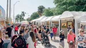 Personas disfrutando actividades en Miami durante un festival al aire libre con arte y música en el sur de Florida