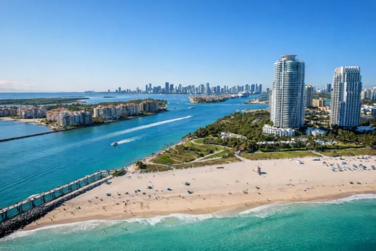 Vista de Miami con cielo despejado y condiciones ideales descritas en la meta descripción