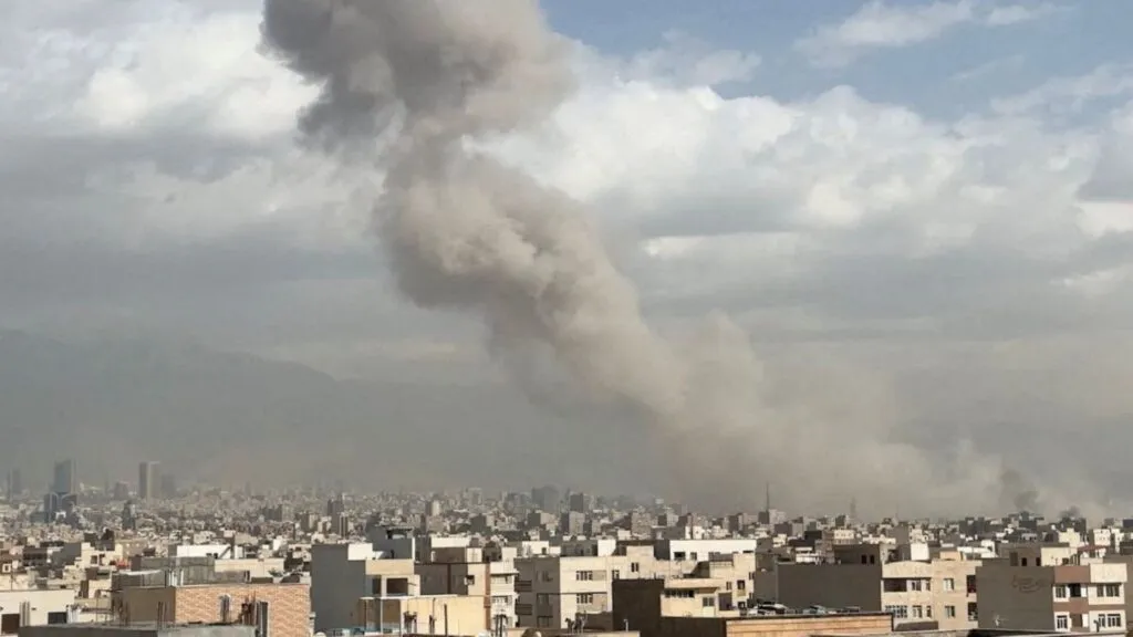 Imagen conceptual del ataque de Estados Unidos a Irán con ambiente de tensión geopolítica