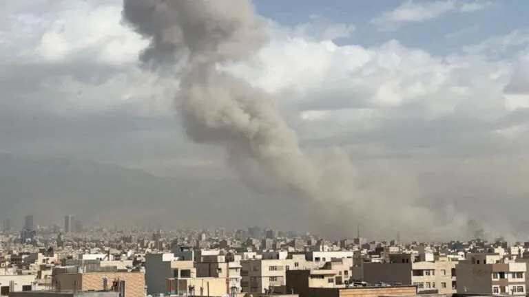 Imagen conceptual del ataque de Estados Unidos a Irán con ambiente de tensión geopolítica