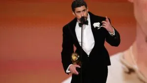 Bad Bunny en el escenario de los premios Grammy defendiendo a los inmigrantes y mostrando apoyo a la consigna ICE Out