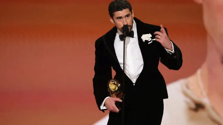 Bad Bunny en el escenario de los premios Grammy defendiendo a los inmigrantes y mostrando apoyo a la consigna ICE Out