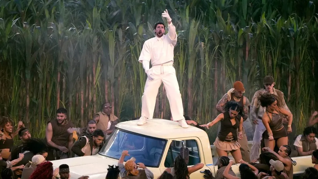 Bad Bunny actuando en el escenario del medio tiempo del Super Bowl con escenografía inspirada en la cultura puertorriqueña y latina.