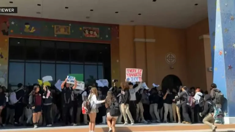 Grupo de estudiantes reunidos en un campo escolar del sur de Florida durante una manifestación pacífica contra las acciones de ICE.