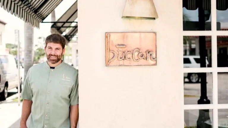 Buccan Sandwich Shop con sándwiches gourmet y ambiente casual en su nueva ubicación en Coral Gables sobre Miracle Mile