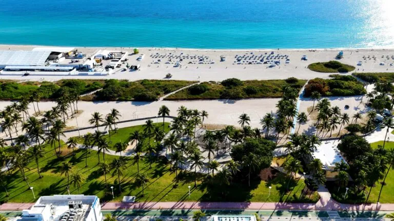 Vista panorámica de playa y ciudad de Miami bajo un cielo despejado con clima cálido perfecto