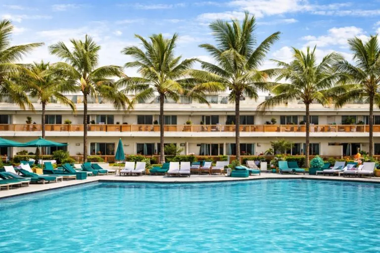 Artistas en escenario iluminado durante un comedy showcase en Miami dentro de un espacio cultural moderno