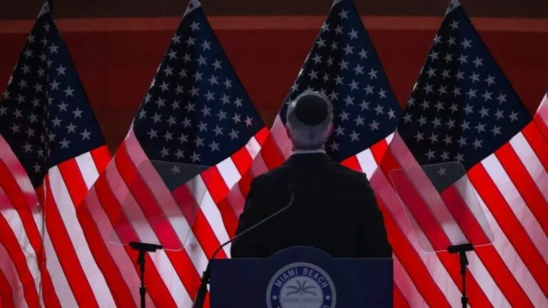 Auditorio del State of the City en Miami Beach con sillas vacías de Comisionados durante discurso del alcalde