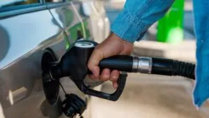 Precio de la gasolina en estación de servicio del sur de Florida mostrando costo por galón