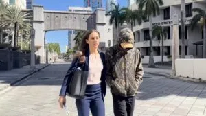 Exterior de un tribunal federal en Miami relacionado con la comparecencia de un adolescente investigado por una muerte ocurrida en un crucero.