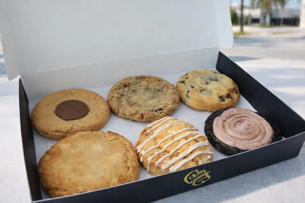 Galletas artesanales de Crave Cookies en caja blanca, disponibles en la tienda de Doral