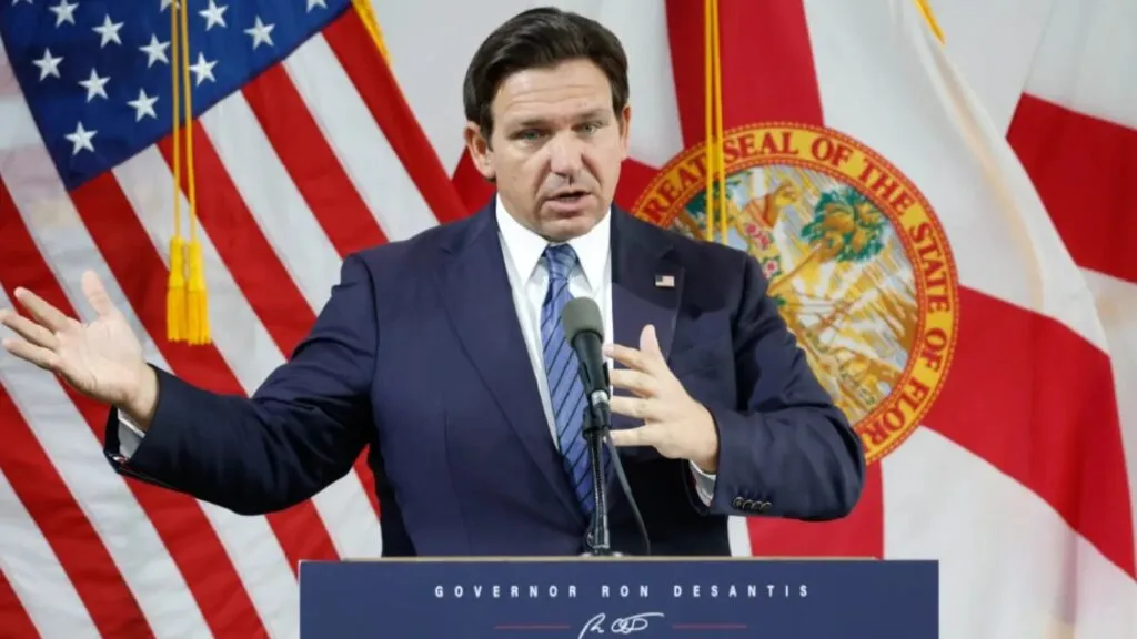 DeSantis en un acto oficial en Florida relacionado con políticas migratorias y uso de fondos públicos estatales