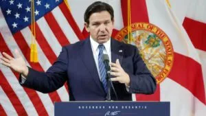 DeSantis en un acto oficial en Florida relacionado con políticas migratorias y uso de fondos públicos estatales